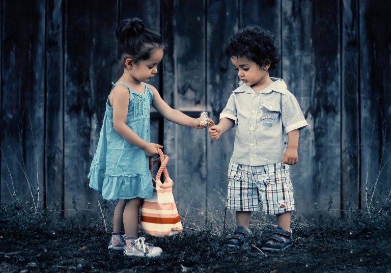2 kids playing